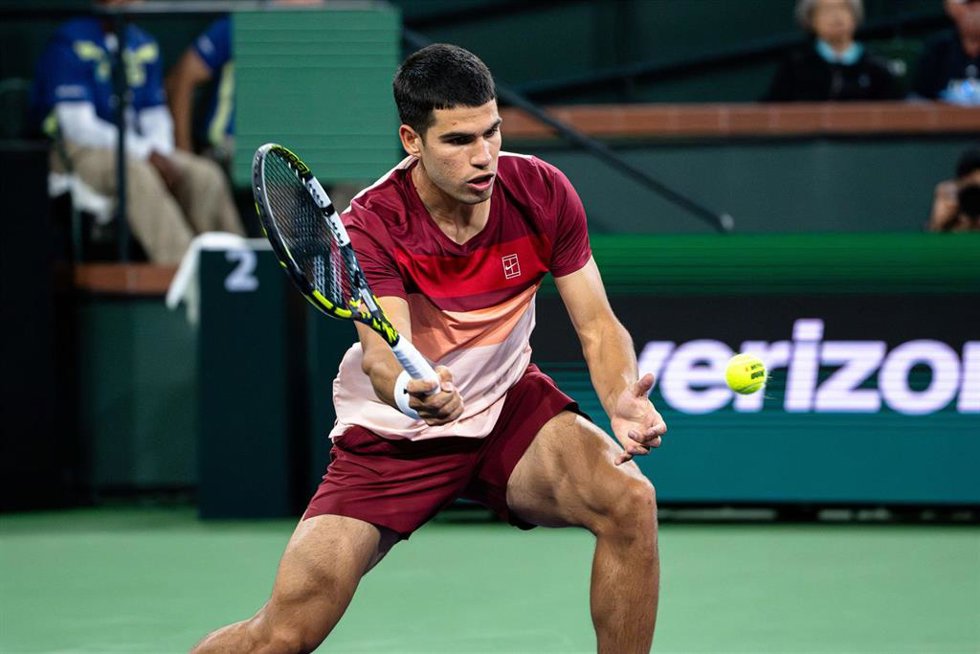 Carlos Alcaraz intenta devolver una pelota en el Masters 1000 de Indian Wells 2025