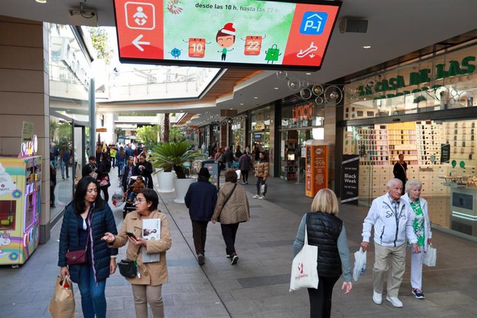 Archivo - Varias personas van de compras durante el Black Friday.