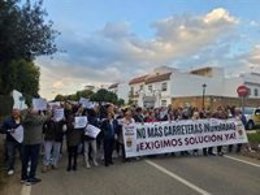 Los vecinos de Guillena protesta por el corte de la carretera A-8080 cada vez que llueve