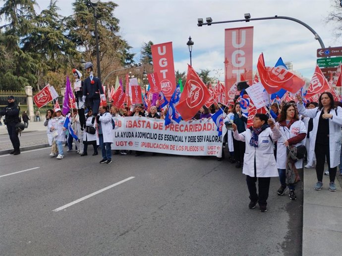 Cabecera de la manifestación del 15 de febrero de 2025, convocada por los sindicatos mayoritarios del Servicio de Asistencia a Domicilio de la Comunidad de Madrid 