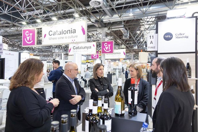 La directora gerent de Prodeca, Dèlia Perpiñà, y el director del Incavi, Joan Gené, han visitado las bodegas catalanas de Prowein 2025