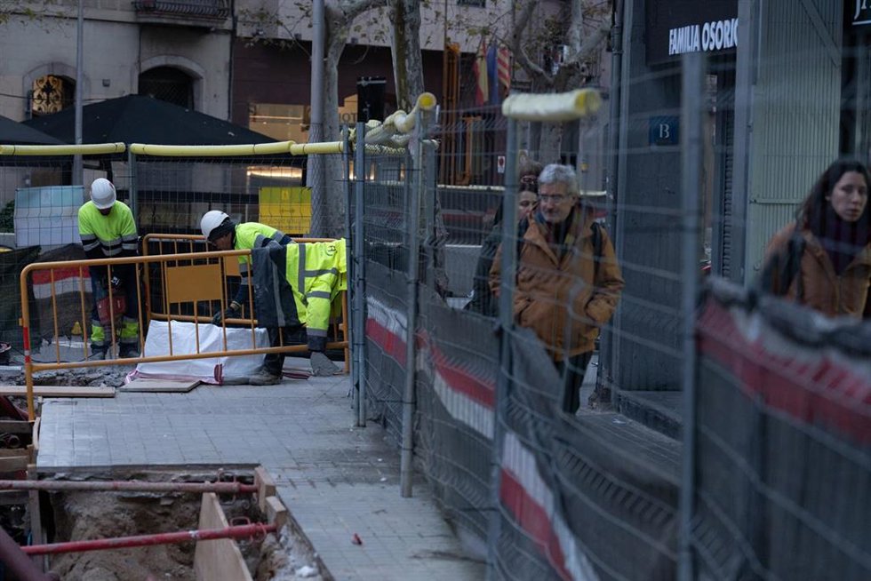Archivo - Varias personas caminan en un tramo de la calle Urgell (Barcelona).
