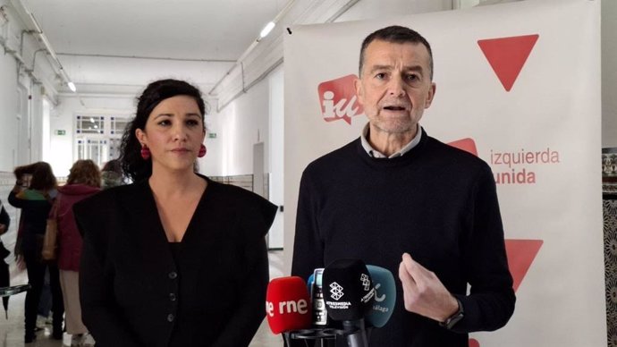El coordinador federal de Izquierda Unida, Antonio Maíllo, junto con la coordinadora provincial de IU Málaga y portavoz adjunta de Con Málaga en el Ayuntamiento, Toni Morillas