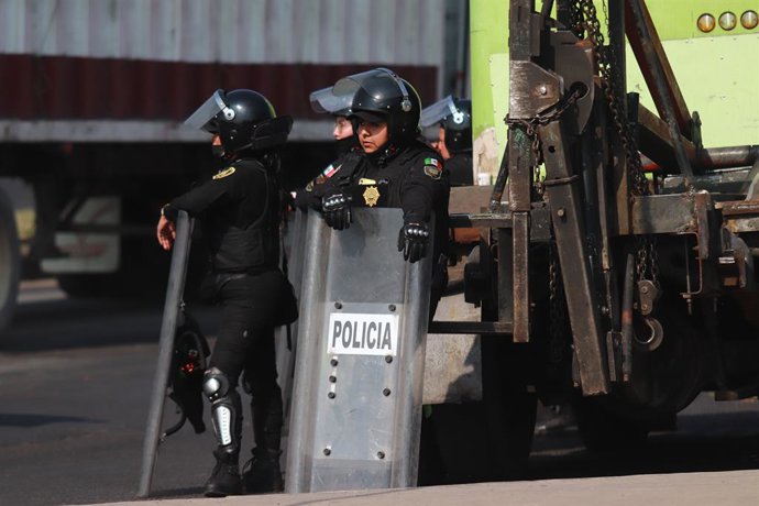 17 de fevereiro de 2025, Cidade do México, Cdmx, México: A polícia de choque protege os motoristas de guindastes na avenida Zaragoza que pretendiam se manifestar e marchar em direção à praça principal Zocalo para exigir o fim dos roubos e extorsões na cid