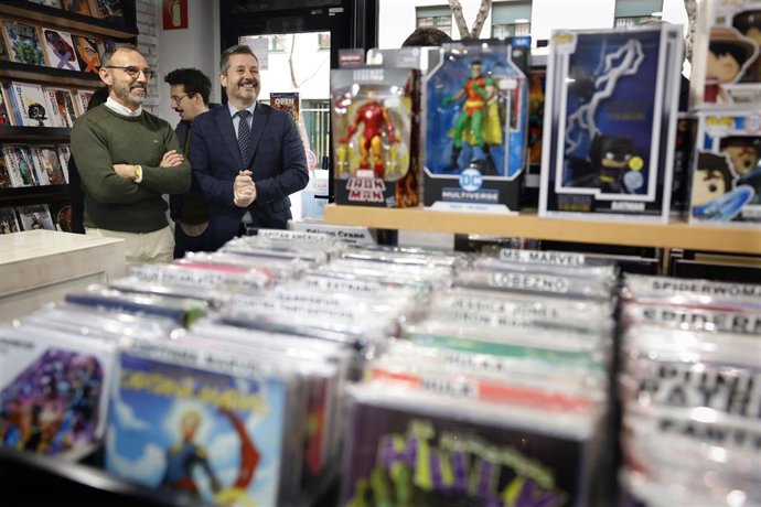 El consejero de Cultura, Turismo y Deporte, Mariano de Paco Serrano, en la tienda de comics Elektra.