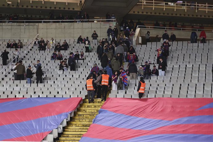 Aficionados blaugranas abandonado las gradas del Estadi Olímpic Lluís Companys tras la suspensión del encuentro Barça - Osasuna por el fallecimiento del doctor blaugrana Carles Miñarro