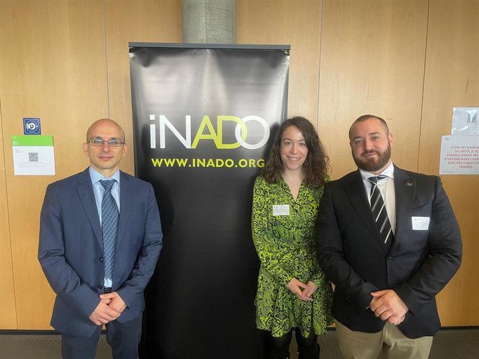 EL director general de la CELAD, Carlos Peralta (derecha), junto a la jefa del Departamento de Prevención, Carolina García, y el jefe de área de Relaciones Internacionales y Cooperación, Carlos David Gea, en un encuentro en Lausana (Suiza).