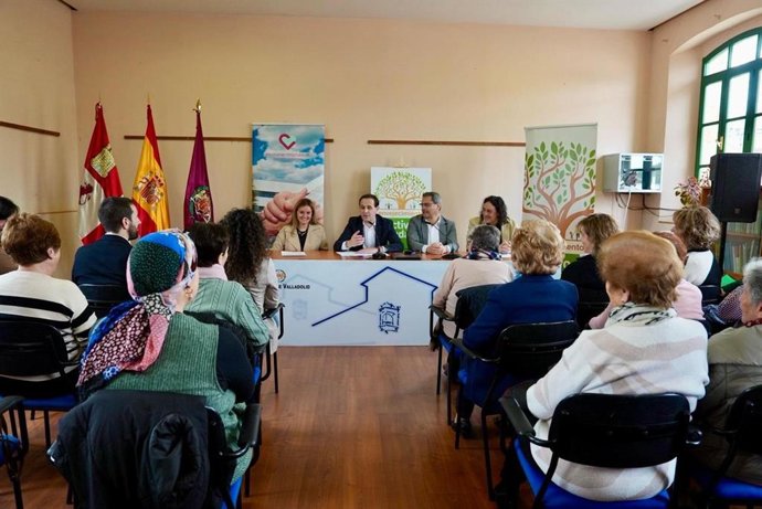 El presidente de la Diputación de Valladolid, Conrado Íscar, y el director-gerente del centro Benito Menni, Ángel González, hacen balance y renueva el convenio del programa para detección precoz de deterioro cognitivo entre vecinos de la provincia.