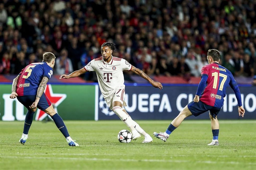 Archivo - Iñigo Martínez del FC Barcelona, Michael Olise del Bayern Múnich y Marc Casadó del FC Barcelona en acción en un partido de la Champions League 2024/25