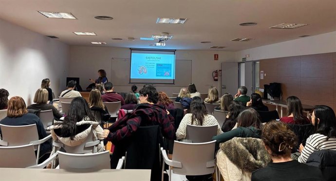 Profesionales de Neumología del Clínico forman a médicos de diversas especialidades en urgencias respiratorias.