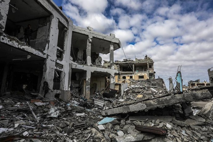 Archivo - Arquivo - Prédios destruídos por Israel ao redor do Hospital Abu Youssef al-Najar na cidade de Rafah, no sul da Faixa de Gaza (arquivo)