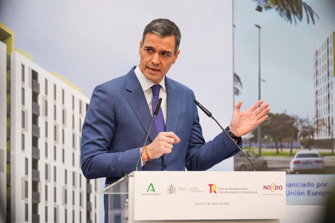 O Presidente do Governo, Pedro Sánchez, discursa na cerimônia de entrega das chaves de moradias de aluguel acessível. Em 17 de março de 2025, em Sevilha, Andaluzia (Espanha). O Presidente do Governo, Pedro Sánchez, e o Presidente do Governo Regional da An