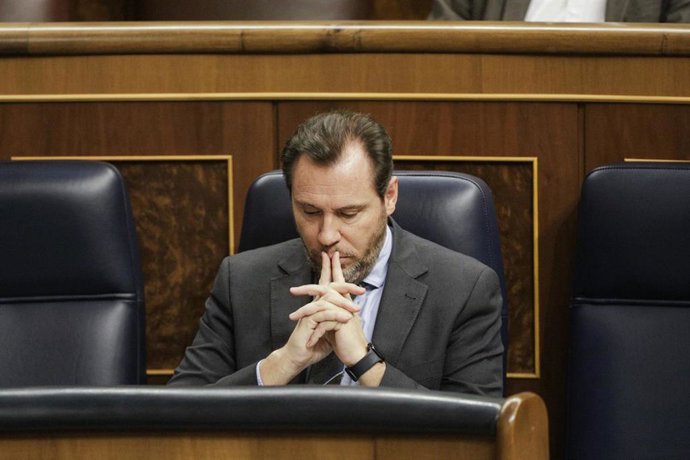 El ministro de Transportes, Óscar Puente, durante un pleno en el Congreso de los Diputados, a 12 de marzo de 2025, en Madrid (España). La delegación de las competencias de inmigración a la Generalitat de Cataluña, pactada entre el PSOE y Junts, es el tema