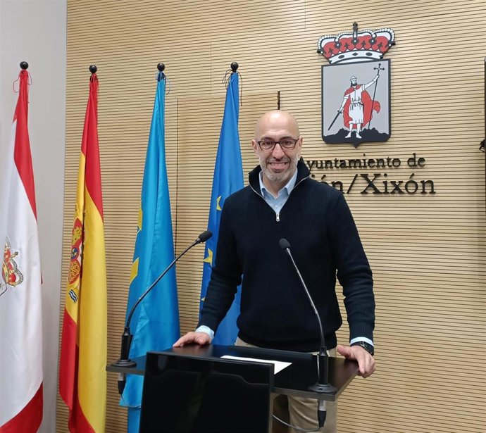 El presidente de Divertia Gijón, Óliver Suárez, en rueda de prensa en el Consistorio gijonés.