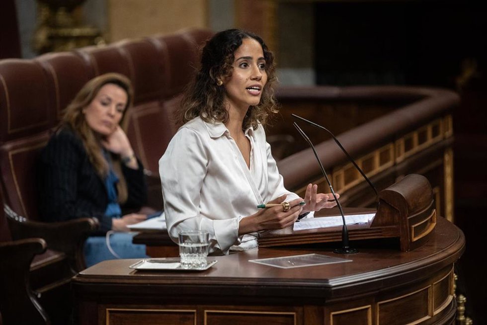 La diputada de Sumar Tesh Sidi interviene durante un pleno donde se debate la toma en consideración de dos proposiciones de ley, una a iniciativa del Parlamento de Catalunya y otra del PP, en el Congreso de los Diputados, a 11 de marzo de 2025, en Madri