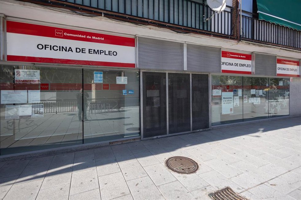 Archivo - Fachada de una oficina de empleo