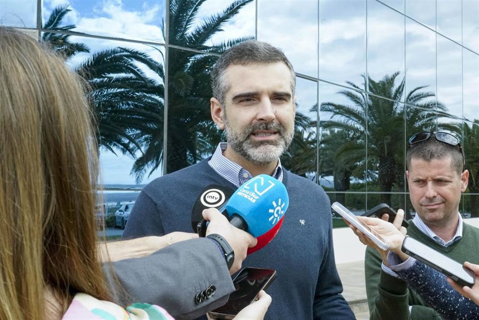 El consejero de Agricultura, Pesca, Agua y Desarrollo Rural de la Junta de Andalucía, Ramón Fernández-Pacheco, atiende a los medios en Níjar (Almería).