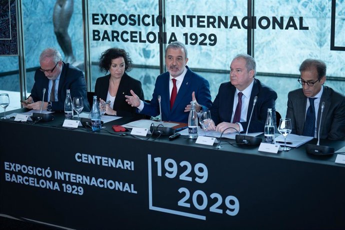El alcalde de Barcelona, Jaume Collboni(3i), y el ministro de Industria y Turismo, Jordi Hereu(2d), durante la presentación del centenario y los proyectos ganadores del concurso arquitectónico del recinto Montjuïc de Fira de Barcelona.