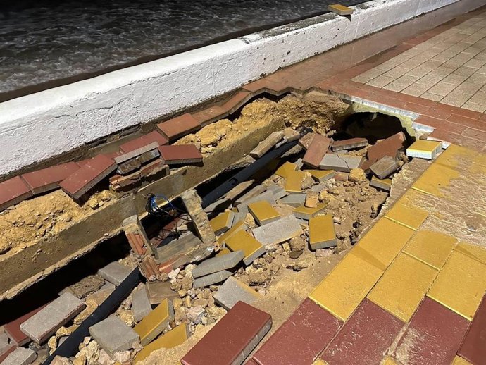 Daños en el Paseo Marítimo de Barbate tras los últimos temporales.