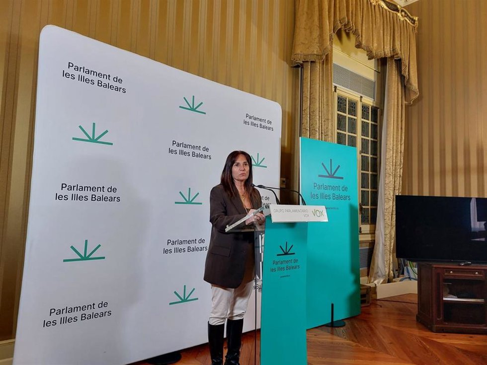 La portavoz parlamentaria de Vox, Manuela Cañadas, en rueda de prensa