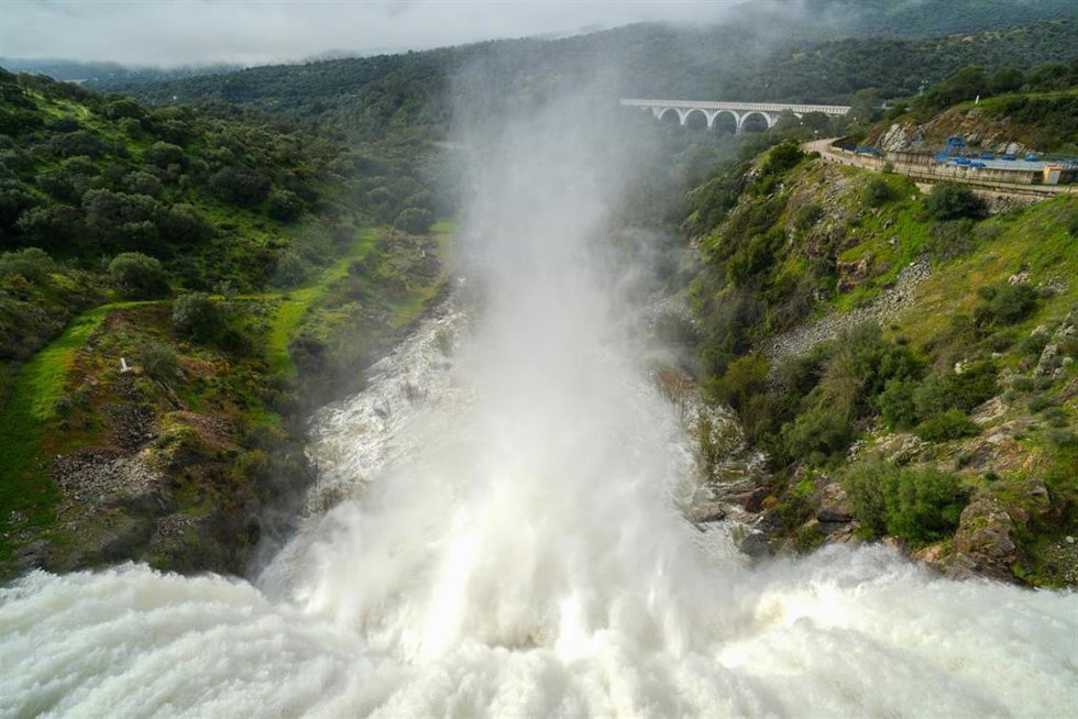 Desagüe del embalse de Melonares (Sevilla), en una imagen reciente. 