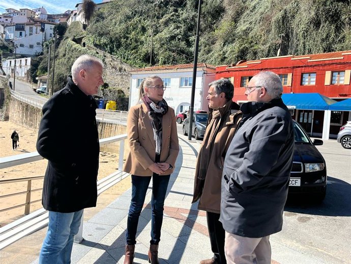 El PP visita el puerto de Lastres y denuncia los retrasos que sufre la obra.