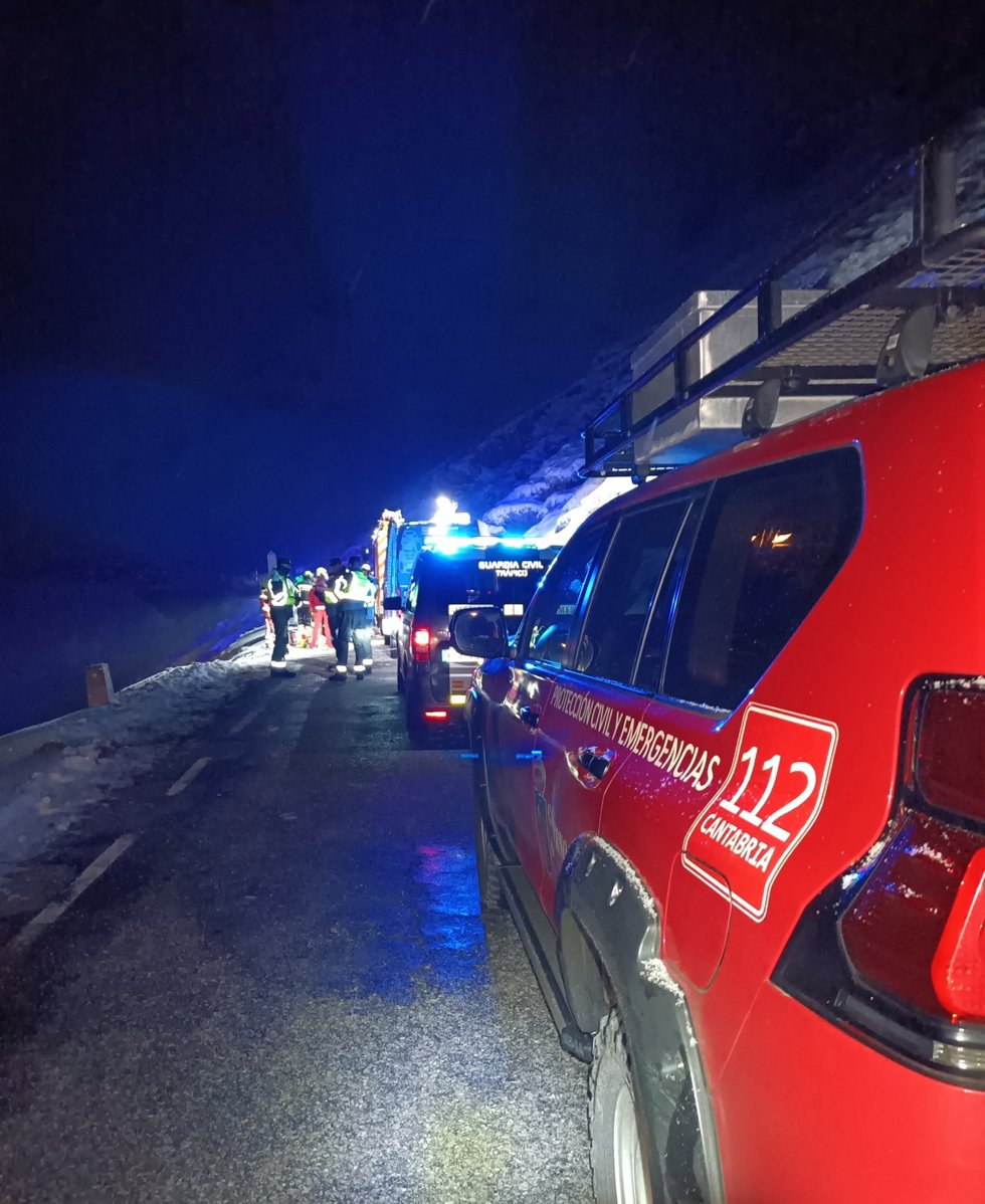 Fallecen cuatro jóvenes tras salirse de la vía y despeñarse por una ladera en el puerto de Lunada