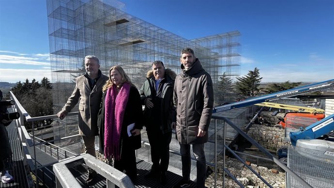 La alcaldesa de Burgos en la visita a las obras del Castillo.