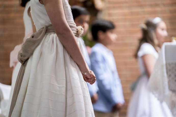 Archivo - Un grupo de niños y niñas en su Primera Comunión.