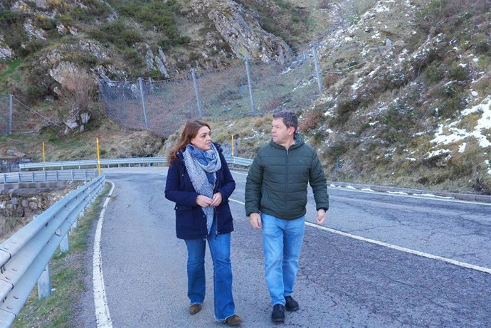 La diputada y portavoz de Vox en la Junta General del Principado de Asturias, Carolina López, y el concejal de Vox en el Ayuntamiento de Aller, Antonio del Peño, en San Isidro.