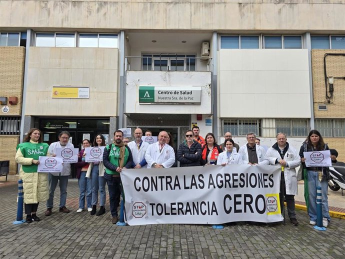 Concentración del Sindicato Médico de Sevilla en San Juan del Aznalfarache para exigir el fin de las agresiones a médicos.