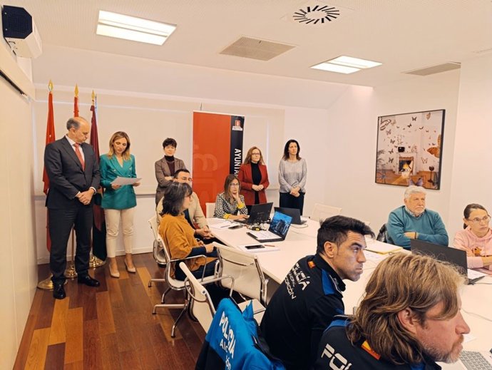 El consejero de Digitalización, Miguel López-Valverde, junto a la alcaldesa de Alcorcón, Candelaria Testa, en una de las formaciones en ciberseguridad para ayuntamientos.