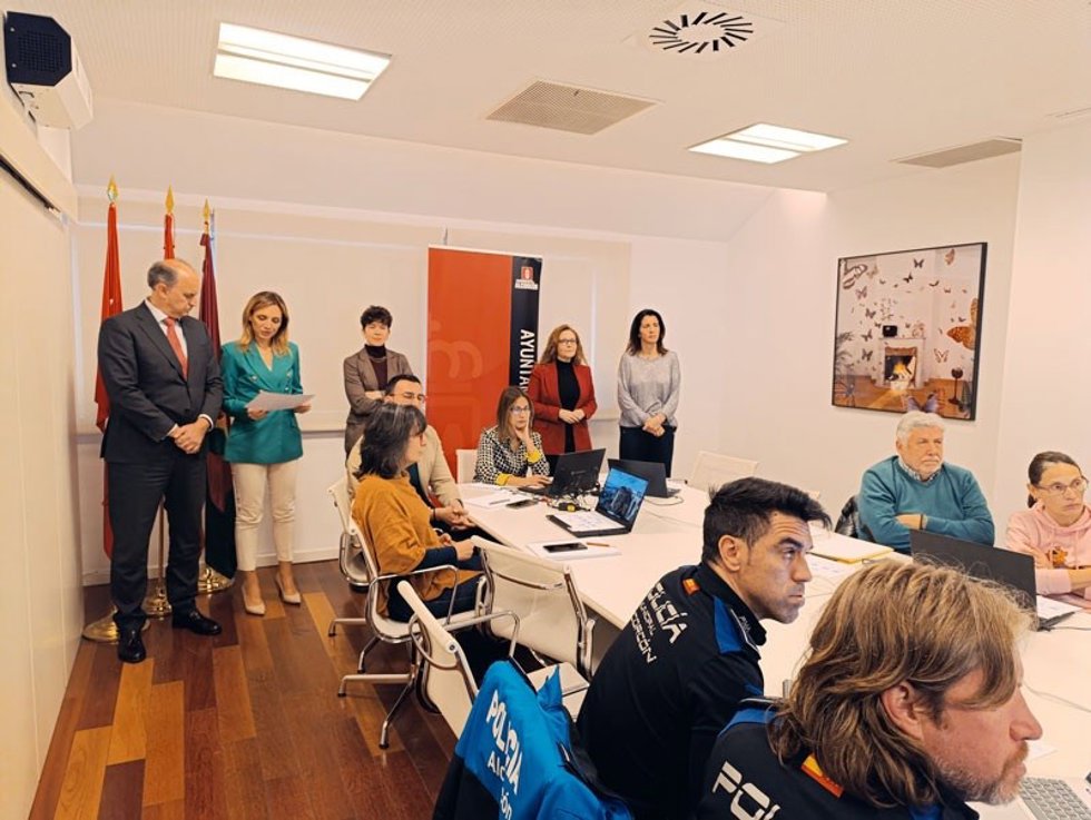 El consejero de Digitalización, Miguel López-Valverde, junto a la alcaldesa de Alcorcón, Candelaria Testa, en una de las formaciones en ciberseguridad para ayuntamientos.