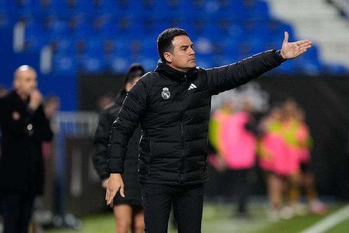 Archivo - Alberto Toril, head coach of Real Madrid, gestures during Spanish Super Cup 25, Supercopa de Espana, women football match played between Real Madrid and Real Sociedad at Butarque stadium on January 23, 2025, in Leganes, Madrid, Spain.