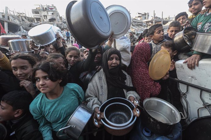 Niños palestinos esperan a una entrega de alimentos en el campamento de refugiados de Yabalia, en el norte de la Franja de Gaza (archivo)