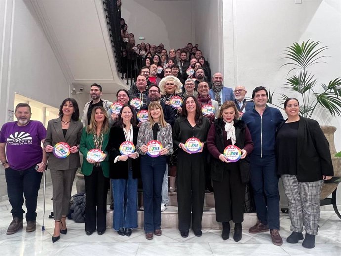 La consejera de Igualdad, Loles López; la secretaria general de Familias, Concepción Cardesa; el director del IAJ, Pedro Antonio Ramírez; el coordinador de Diversidad, Francisco Obes, y la delegada de Igualdad, Ruth Sarabia, han participado en el acto.