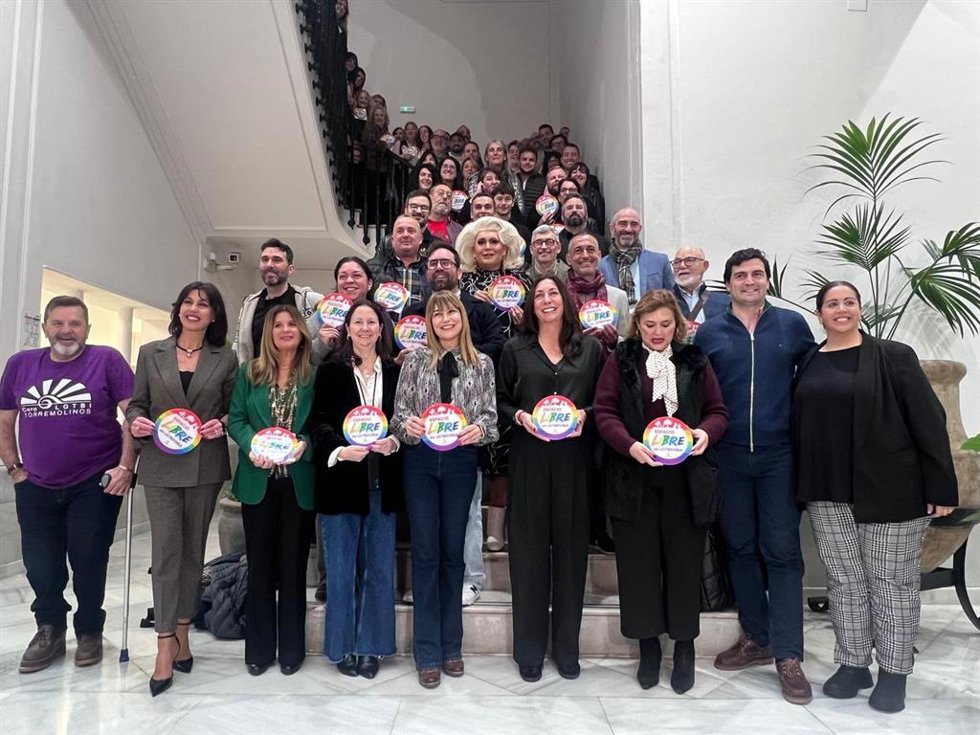 La consejera de Igualdad, Loles López; la secretaria general de Familias, Concepción Cardesa; el director del IAJ, Pedro Antonio Ramírez; el coordinador de Diversidad, Francisco Obes, y la delegada de Igualdad, Ruth Sarabia, han participado en el acto.