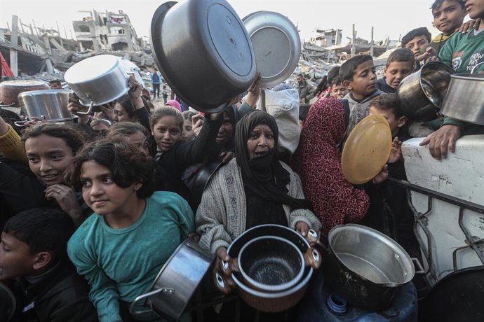 Crianças palestinas esperam por uma entrega de alimentos no campo de refugiados de Jabalia, no norte da Faixa de Gaza (arquivo).