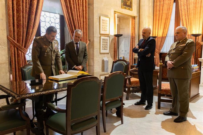 El alcalde recibe al Jefe de Estado Mayor del Ejército de Tierra para tratar el papel de Sevilla en lo militar.