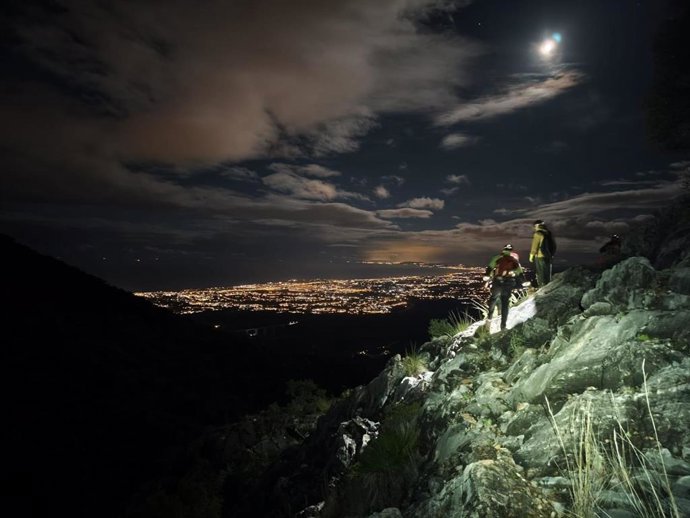 Bomberos de Marbella rescatan a dos jóvenes perdidos al descender desde La Concha