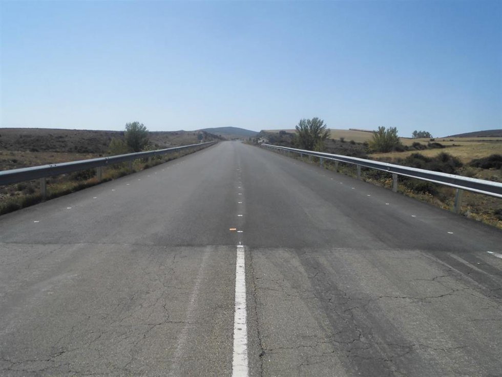 Archivo - Imagen de archivo de una carretera