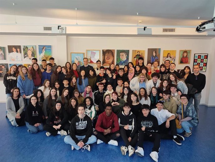 Alumnos de IES Batalla de Clavijo muestran más de 80 trabajos creativos en una exposición en la Biblioteca Rafael Azcona