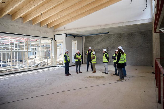 Imagen de los participantes en la visita a las obras de la escuela infantil de Ripagaina