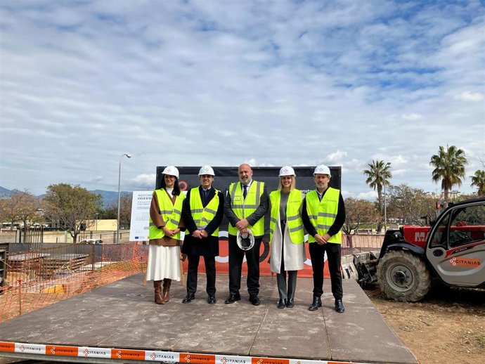 El alcalde de Palma, Jaime Martínez, y el conseller de Educación, Antoni Vera, este lunes en las obras de Son Dameto.