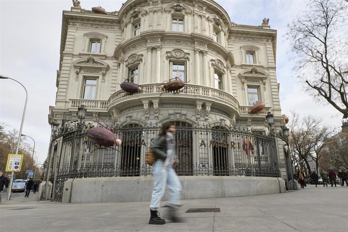 Archivo - Esculturas de cucarachas con cabeza humana cubren la fachada de Casa América