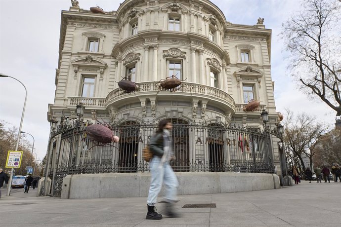 Archivo - Esculturas de cucarachas con cabeza humana cubren la fachada de Casa América, a 14 de febrero de 2023, en Madrid (España). El escultor cubano Roberto Fabelo ha cubierto la fachada de Casa América de cucarachas gigantes como parte de su obra ‘Sob