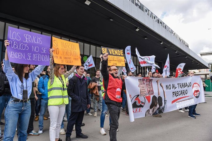 Varios trabajadores de Renfe y Adif con carteles durante una concentración por la huelga estatal, en la Estació de Sants (Barcelona).