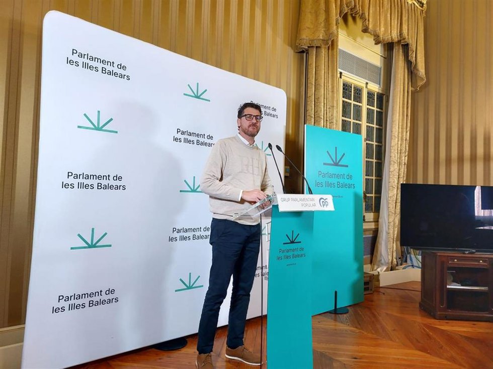 El portavoz parlamentario del PP, Sebasti Sagreras, en rueda de prensa