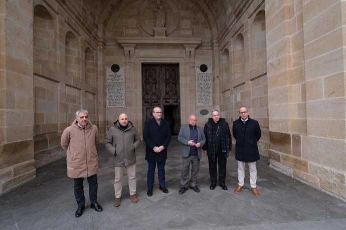 As autoridades na entrada da Catedral durante a apresentação de Las Edades del Hombre em Zamora.