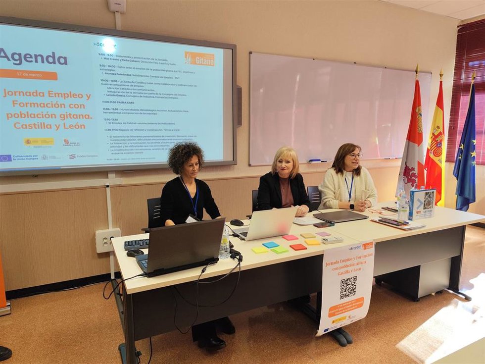 Jornada sobre empleo y formación del Secretariado Gitano, con la presencia de la consejera Leticia García.